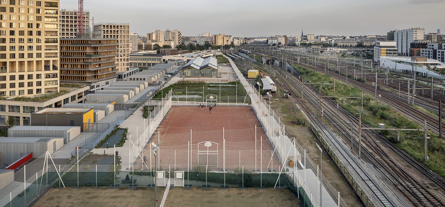 De nombreux équipements sportifs sont aménagés dans le quartier, dont 3 000 m<sup>2</sup> sur le toit de l’hôtel logistique et un gymnase de 1 200 m<sup>2</sup>.